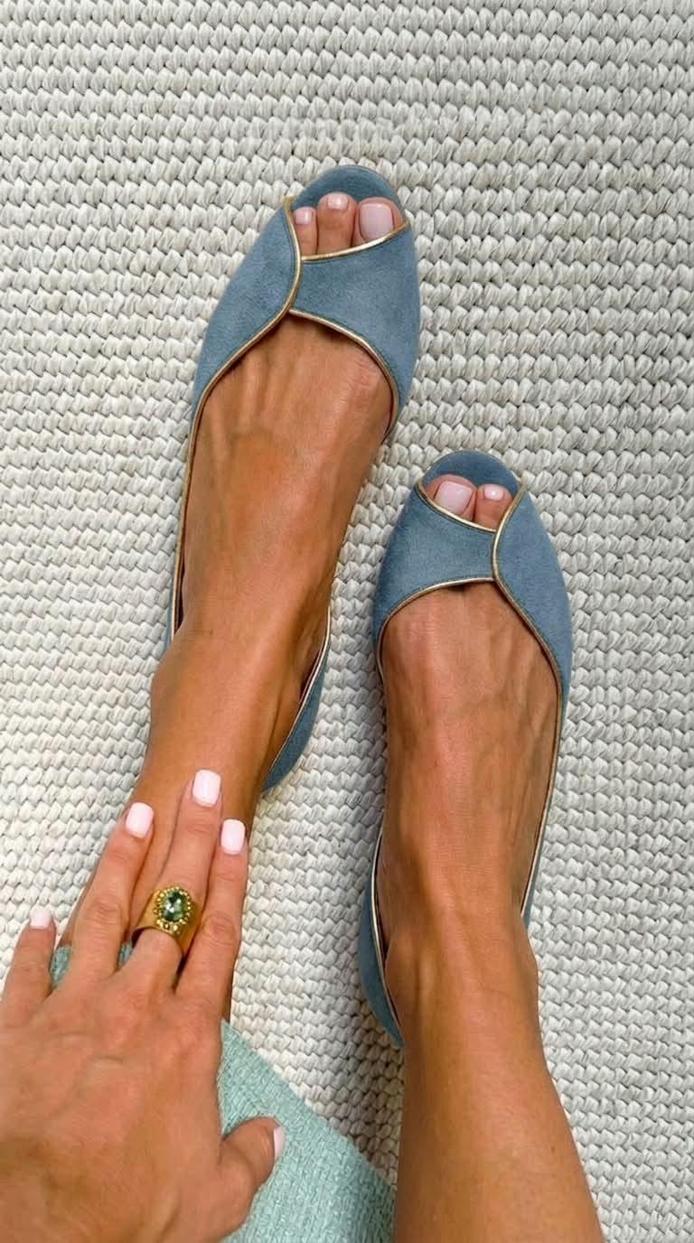GIADA | Zapatos bajos con punta abierta y borde dorado en piel ante