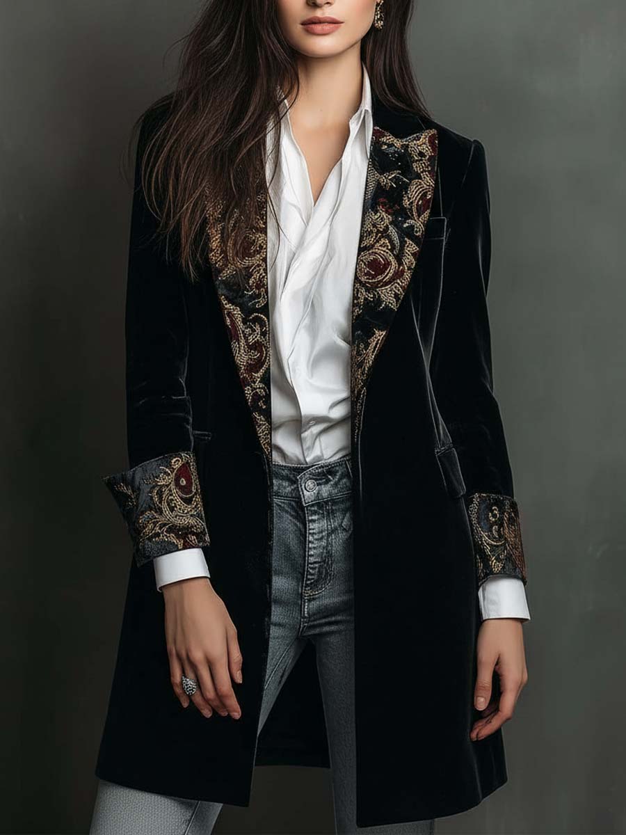 Blazer de mujer entallado en color negro con solapas y estampado barroco