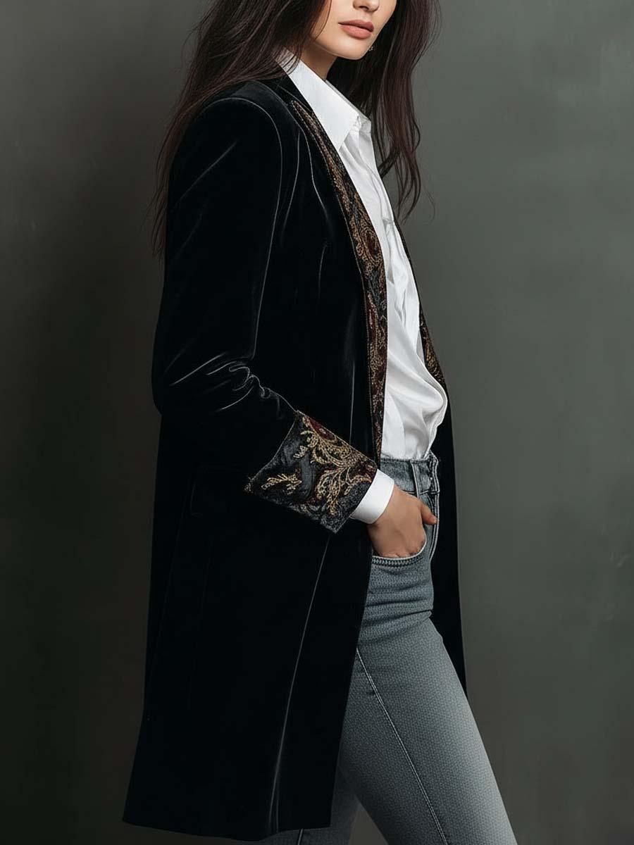 Blazer de mujer entallado en color negro con solapas y estampado barroco