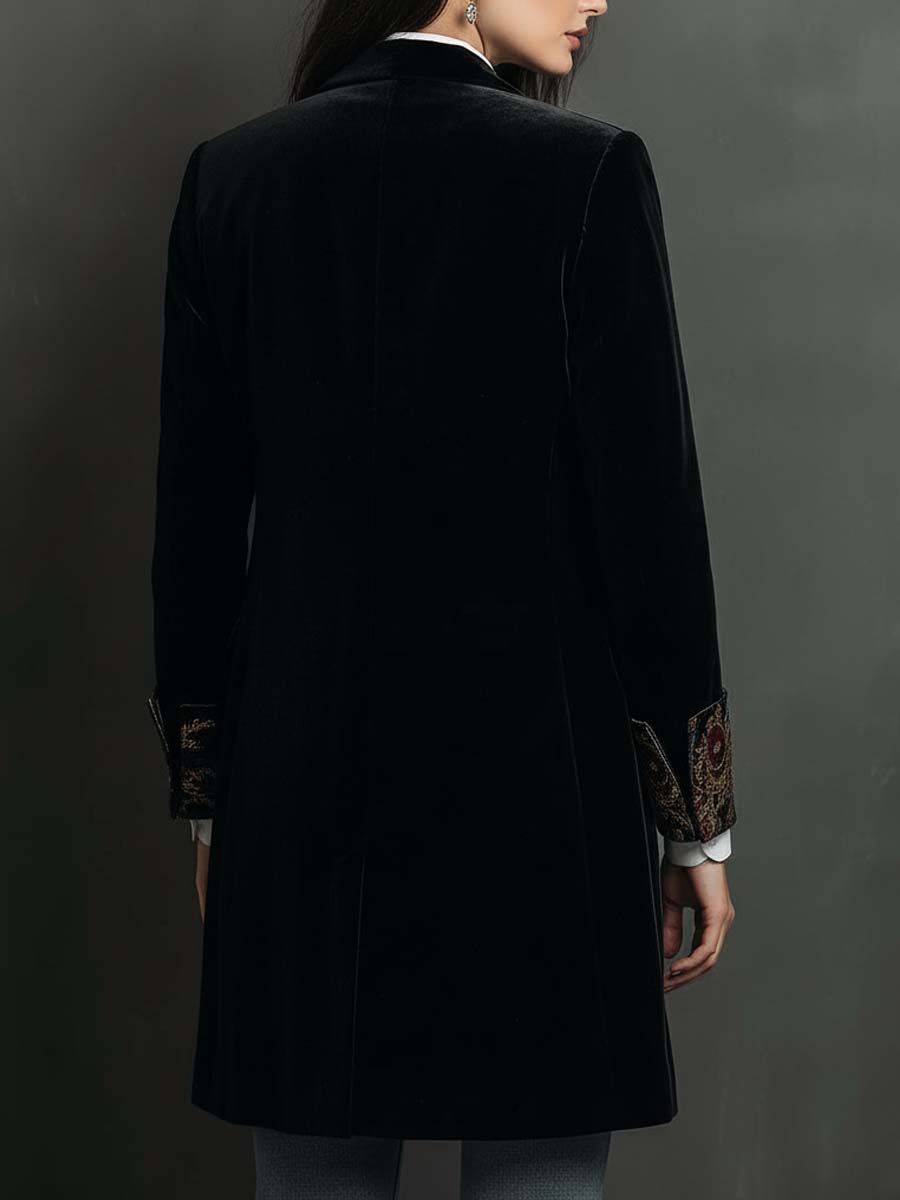 Blazer de mujer entallado en color negro con solapas y estampado barroco