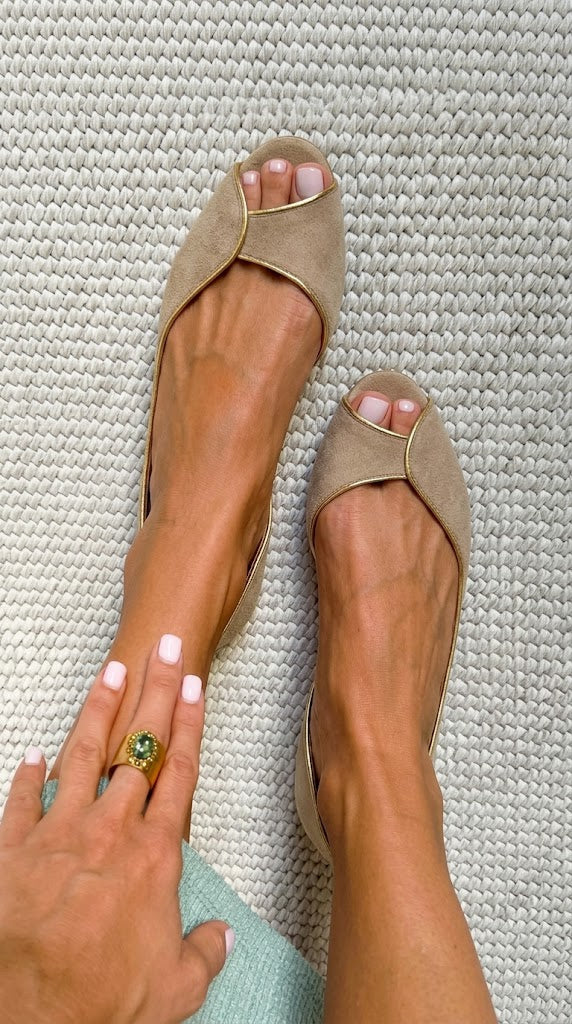 GIADA | Zapatos bajos con punta abierta y borde dorado en piel ante