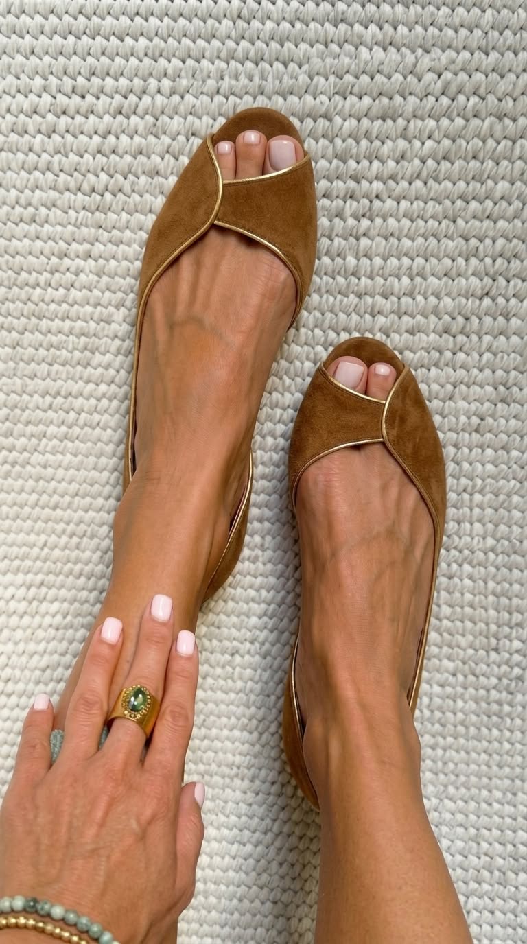 GIADA | Zapatos bajos con punta abierta y borde dorado en piel ante