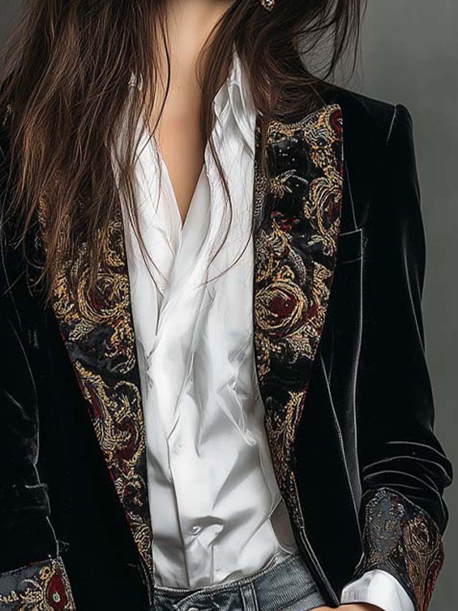 Blazer de mujer entallado en color negro con solapas y estampado barroco