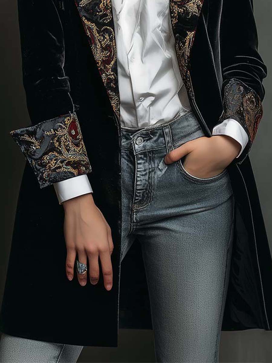 Blazer de mujer entallado en color negro con solapas y estampado barroco