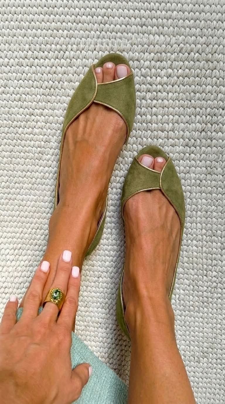 GIADA | Zapatos bajos con punta abierta y borde dorado en piel ante